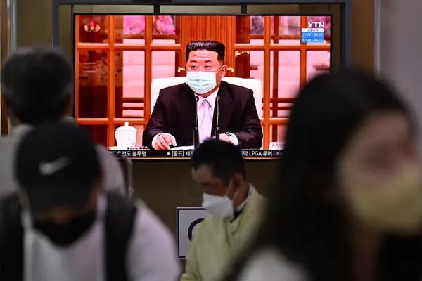 El líder de Corea del Norte, Kim Jong Un, apareció en televisión con una mascarilla el 12 de mayo.Fotógrafo: Anthony Wallace/AFP/Getty Images