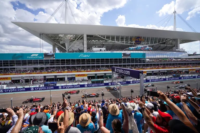 Los aficionados durante la salida de la carrera dominical en el Autódromo Internacional de Miami el 8 de mayo de 2022. dfd