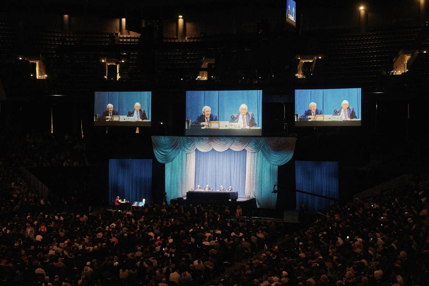 Warren Buffett, presidente y CEO de Berkshire Hathaway, y Charlie Munger, VP, en la asamblea anual de la empresa.