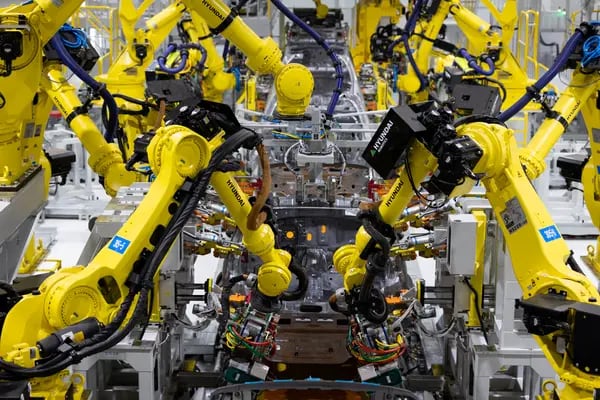 Robots en una línea de producción de vehículos