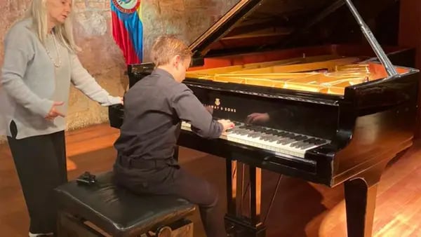 Con 10 años, niño colombiano prodigio toca piano como músico de gran trayectoriadfd
