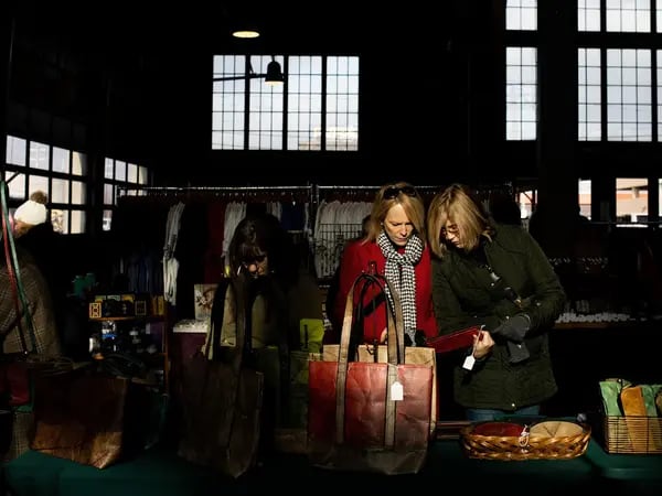 Compradores en un mercado navideño en Eastern Market en Detroit, Michigan, el 11 de diciembre de 2022.