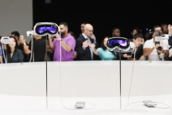 Auriculares de realidad mixta Apple Vision Pro (XR) durante la Conferencia Mundial de Desarrolladores de Apple en el campus Apple Park en Cupertino, California, EE.UU., el lunes 5 de junio de 2023.