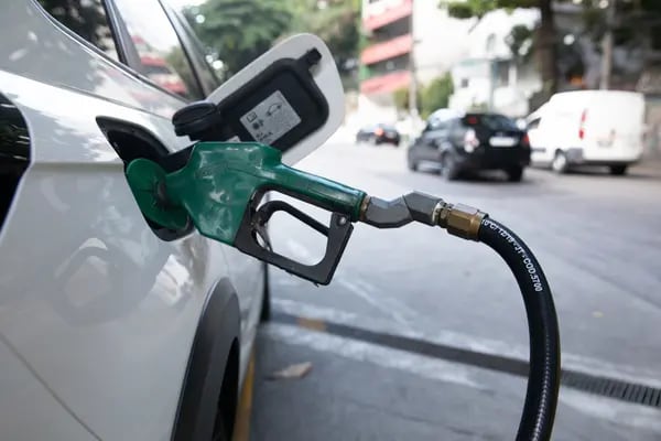 Corte de impostos e redução de preços dos combustíveis levaram à queda do IPCA-15