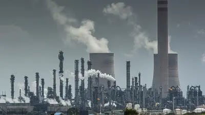 l nivel de emisiones de dióxido de azufre en la zona de Kriel, en la provincia de Mpumalanga, solo se sitúa por detrás del complejo metalúrgico de Norilsk Nickel, en la ciudad rusa de Norilsk, dijo el grupo ecologista Greenpeace en un comunicado, citando datos de 2018 de los satélites de la NASA.