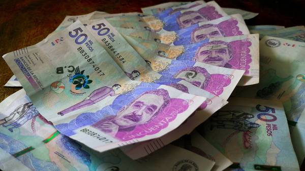 Gobierno colombiano se cubre de la subida del dólar y convierte su deuda a pesosdfd