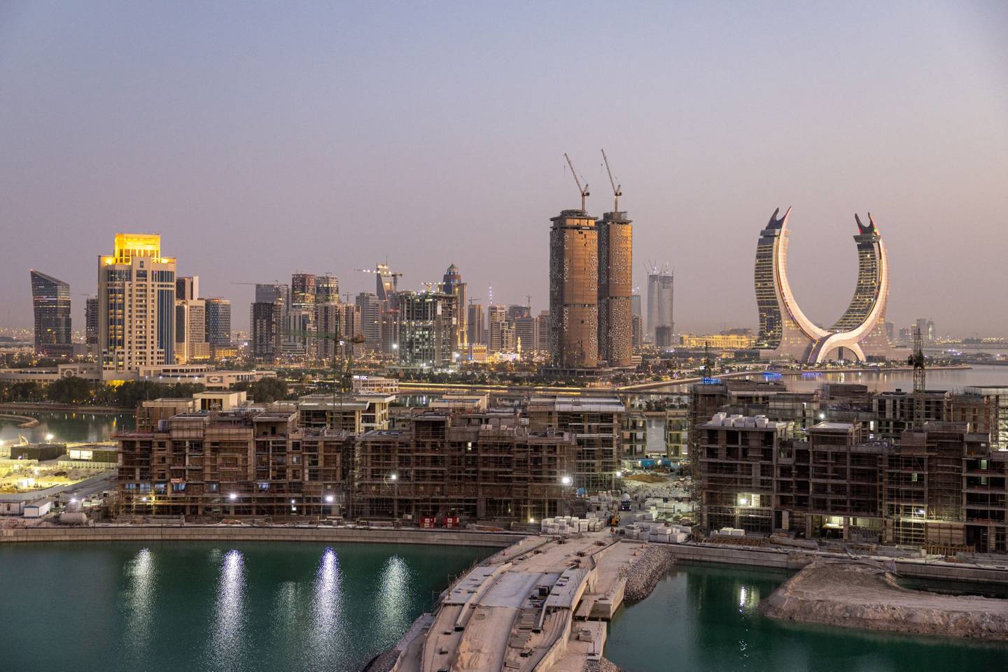 Las Torres Katara, a la derecha, más allá de las grandes obras de construcción en la urbanización Lusail en Doha, Catar.