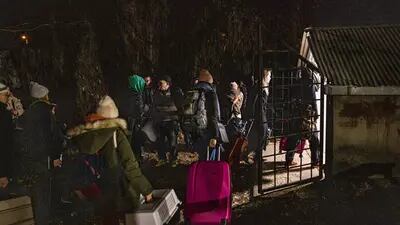 Ucranianos deslocados chegam a um abrigo noturno em Zahony, Hungria