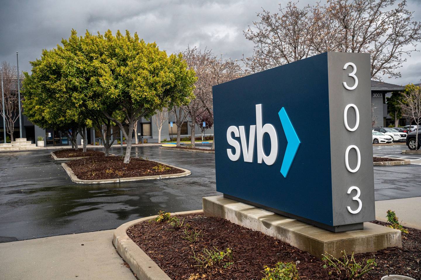 Cartel en el exterior de la sede de Silicon Valley Bank en Santa Clara, California, EE.UU., el jueves 9 de marzo de 2023.
