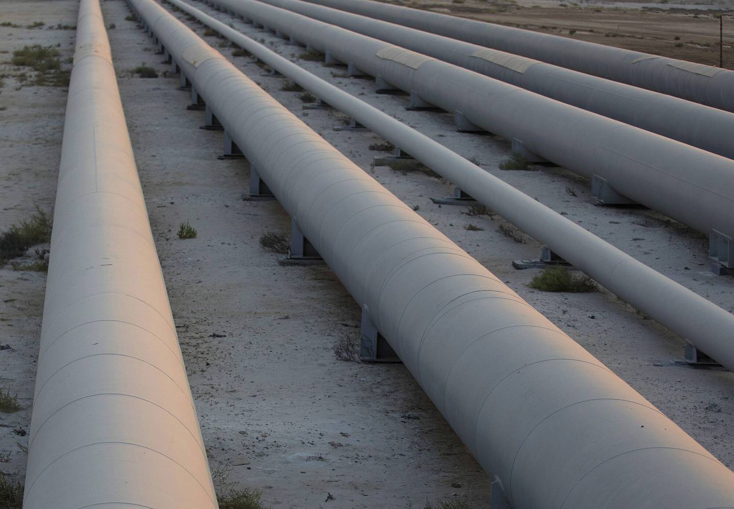 Un empleado camina a lo largo de un oleoducto que transporta crudo desde la Granja de Tanques de Juaymah en la refinería de petróleo y terminal petrolera de Ras Tanura de Saudi Aramco en Ras Tanura, Arabia Saudí, el lunes 1 de octubre de 2018.  Fotógrafo: Simon Dawson/Bloomberg