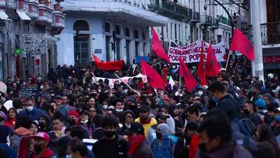 Milhares de equatorianos foram às ruas de cidades do país para protestar contra o alto preço dos combustíveis e dos alimentos e outras questões