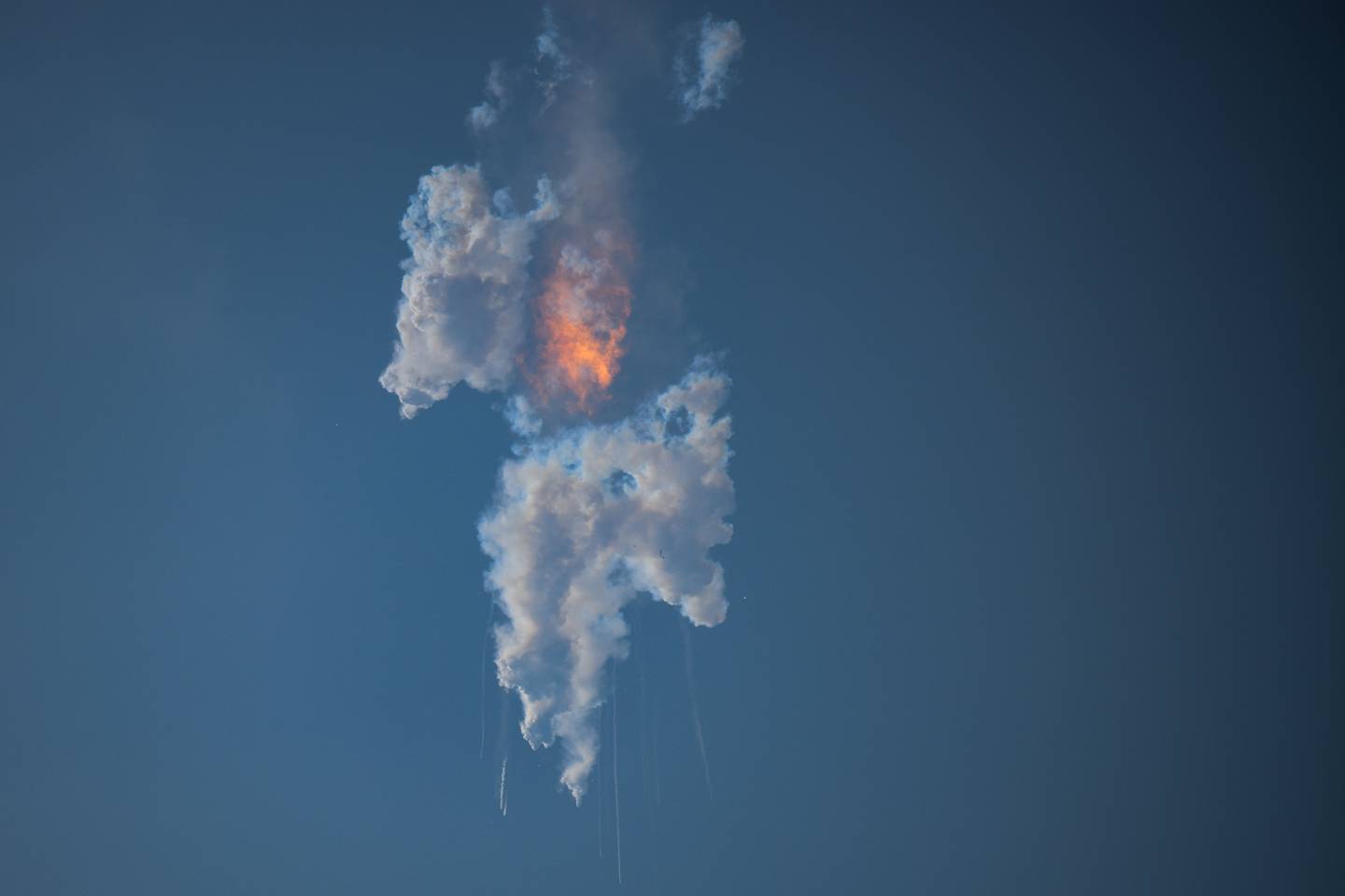La nave estelar de SpaceX explota tras su lanzamiento para una prueba de vuelo desde la base estelar de Boca Chica, Texas, el 20 de abril de 2023. Fotógrafo: Patrick T. Fallon/AFP/Getty Images