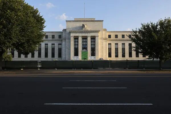A Bloomberg Economics prevê um total de 125 pontos-base em cortes de taxas para 2024, começando em maio (Foto: Steve Matthews/Getty Images)