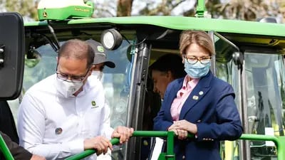 Presidente Jair Bolsonaro (dentro da cabine) e a ministra da Agricultura, Tereza Cristina, lançam projeto piloto de tecnologia de internet 5G para uso no agronegócio