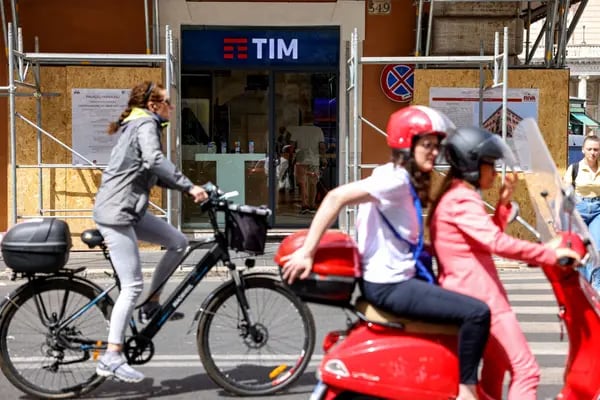 Un ciclista pasa por delante de una tienda de Telecom Italia SpA en Roma, Italia. Fuente: Bloomberg