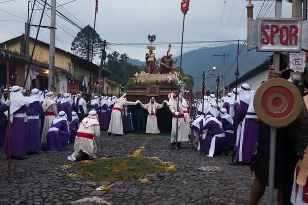La Antigua Guatemala durante Semana Santa recibe miles de visitantes locales y extranjeros.