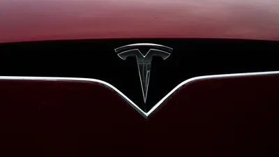 Un logotipo se muestra en un vehículo eléctrico Tesla Inc. cargando en la estación Tesla Supercharger en Fremont, California, EE.UU., el lunes 20 de julio de 2020.