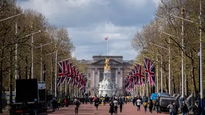 Los preparativos comienzan frente al Palacio de Buckingham en el Mall antes de la coronación del rey Carlos III, en Londres, Reino Unido.