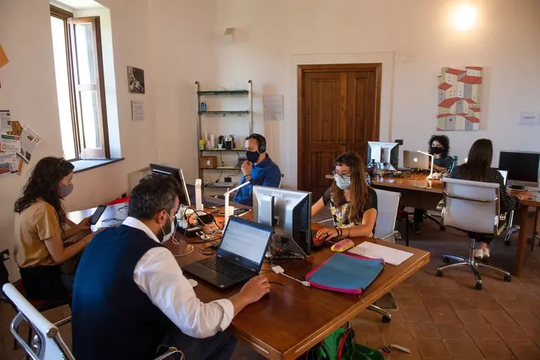 Emprendedores en un espacio de coworking.dfd