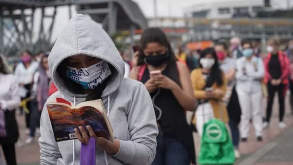 El ecuatoriano lee un libro al año, consume muchos videos y prefiere el reguetóndfd