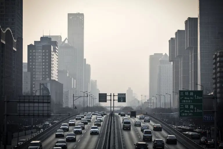 El tráfico circula por una autopista en Pekín, China. Fotógrafo: Qilai Shen/Bloombergdfd