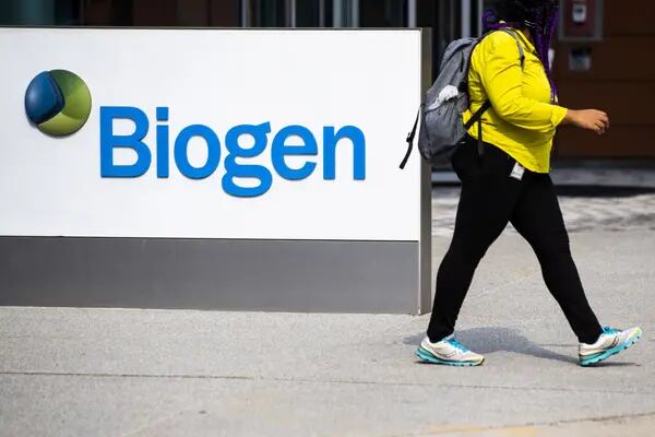 Un peatón pasa por delante de la sede de Biogen Inc. en Cambridge, Massachusetts, EE.UU., el lunes 7 de junio de 2021. Fotógrafo: Adam Glanzman/Bloomberg