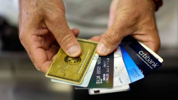 Consumidores de EE.UU. siguen pidiendo tarjetas de crédito a pesar del alza de tasasdfd