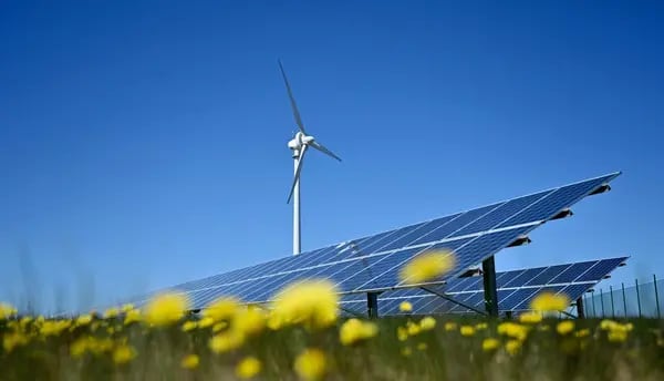 Paneles solares y una turbina eólica en la red eléctrica local, operada por EON SE, en Simris (Suecia).