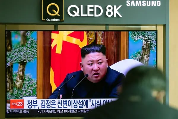 Una pantalla muestra la emisión de un reportaje en el que aparece el líder norcoreano Kim Jong Un en la estación de Seúl, en abril de 2021.
