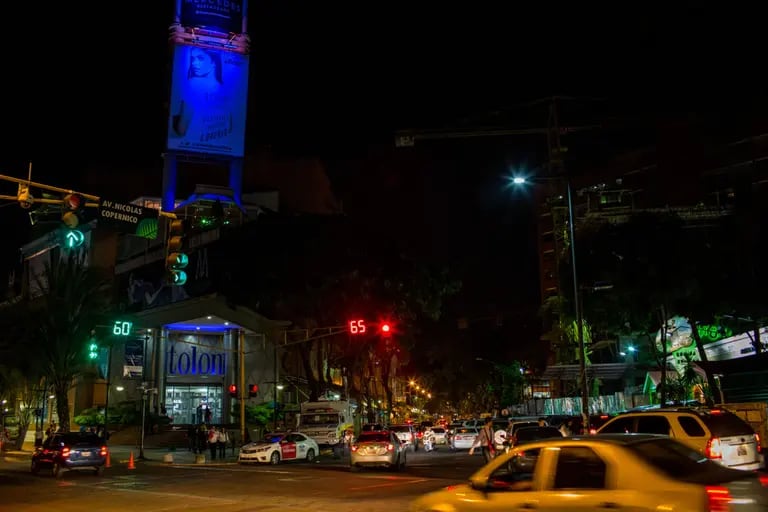 Tráfico frente al centro comercial Tolon, en Las Mercedes, urbanización de Caracas, Venezuela, el viernes 15 de junio de 2018. dfd