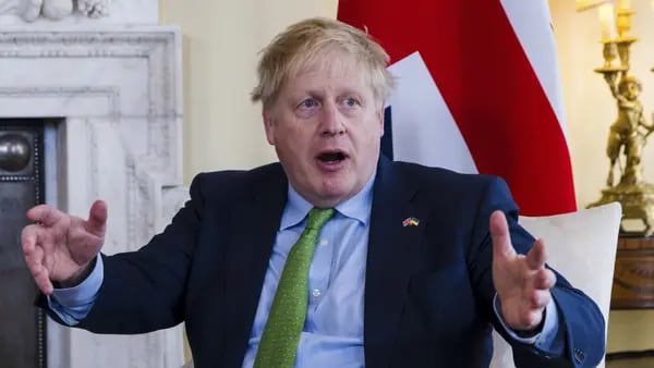 Primer ministro británico Johnson recibe espaldarazo; Ucrania eclipsa “partygate”dfd