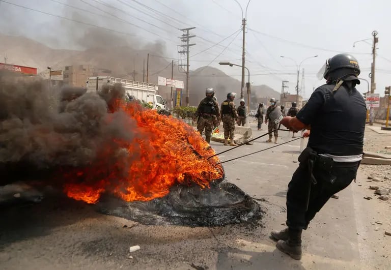 Las protestas en Perú continúan y se presentan disrupciones en diversas zonas donde hay operaciones mineras. En algunos casos se ha invadido campamentos de minas y se ha denunciado vandalismo.dfd