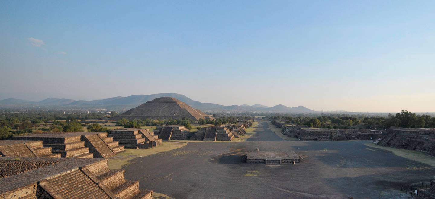 La Ciudad Prehispánica de Teotihuacan fue uno de los centros urbanos más grandes del mundo antiguo, que llegó a concentrar una población mayor a los 100,000 habitantes en su momento de máximo esplendor.dfd