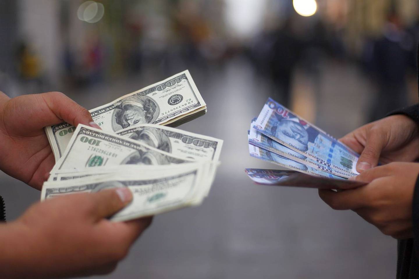 Dólar en Perú cerró a la baja este lunes 23 de agosto, aunque cotiza por encima de los 4,10 soles por US$1.dfd