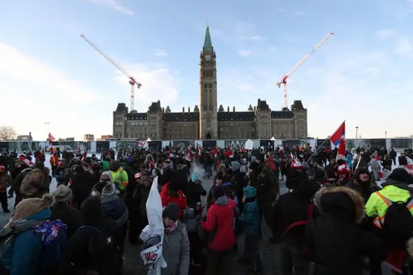 Manifestantes se reúnen durante una protesta frente a la Colina del Parlamento en Ottawa, Ontario, Canadá