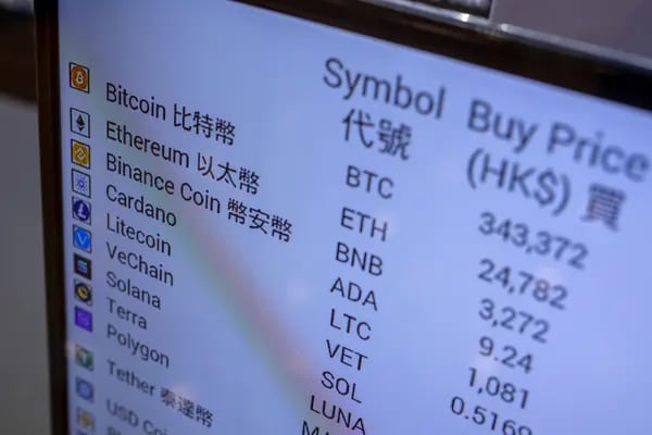 Una pantalla muestra los precios de varias criptodivisas a dólares de Hong Kong en Hong Kong. Fotógrafo: Paul Yeung/Bloomberg