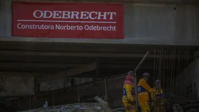 La señalización de Odebrecht S.A. se muestra mientras los contratistas trabajan en un sitio de construcción en el barrio de Barra da Tijuca de Río de Janeiro, Brasil, el jueves 24 de septiembre de 2015