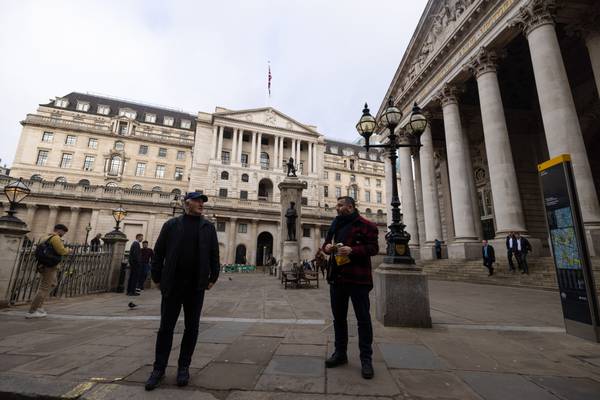 Banco de Inglaterra alza sus tasas 50 pbs y advierte que podría subir másdfd