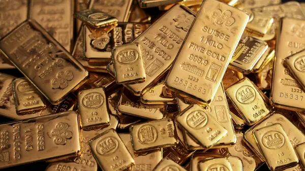 Precio del oro se acerca a los US$2.300 tras declaraciones de Powell sobre las tasasdfd