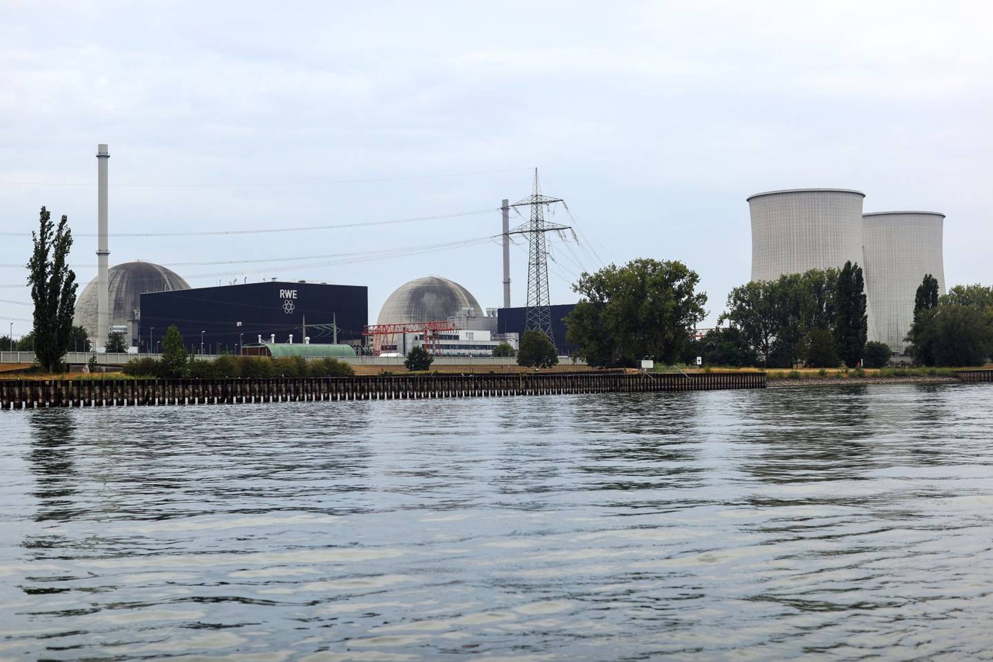 Central nuclear de RWE AG se encuentra en la orilla del río Rin en Biblis, Alemania, el jueves 13 de agosto de 2020. Alrededor del 30% del carbón, el mineral de hierro y el gas natural de Alemania se transporta a lo largo del río, donde las fábricas se instalan para recibir entregas para la fabricación justo a tiempo.