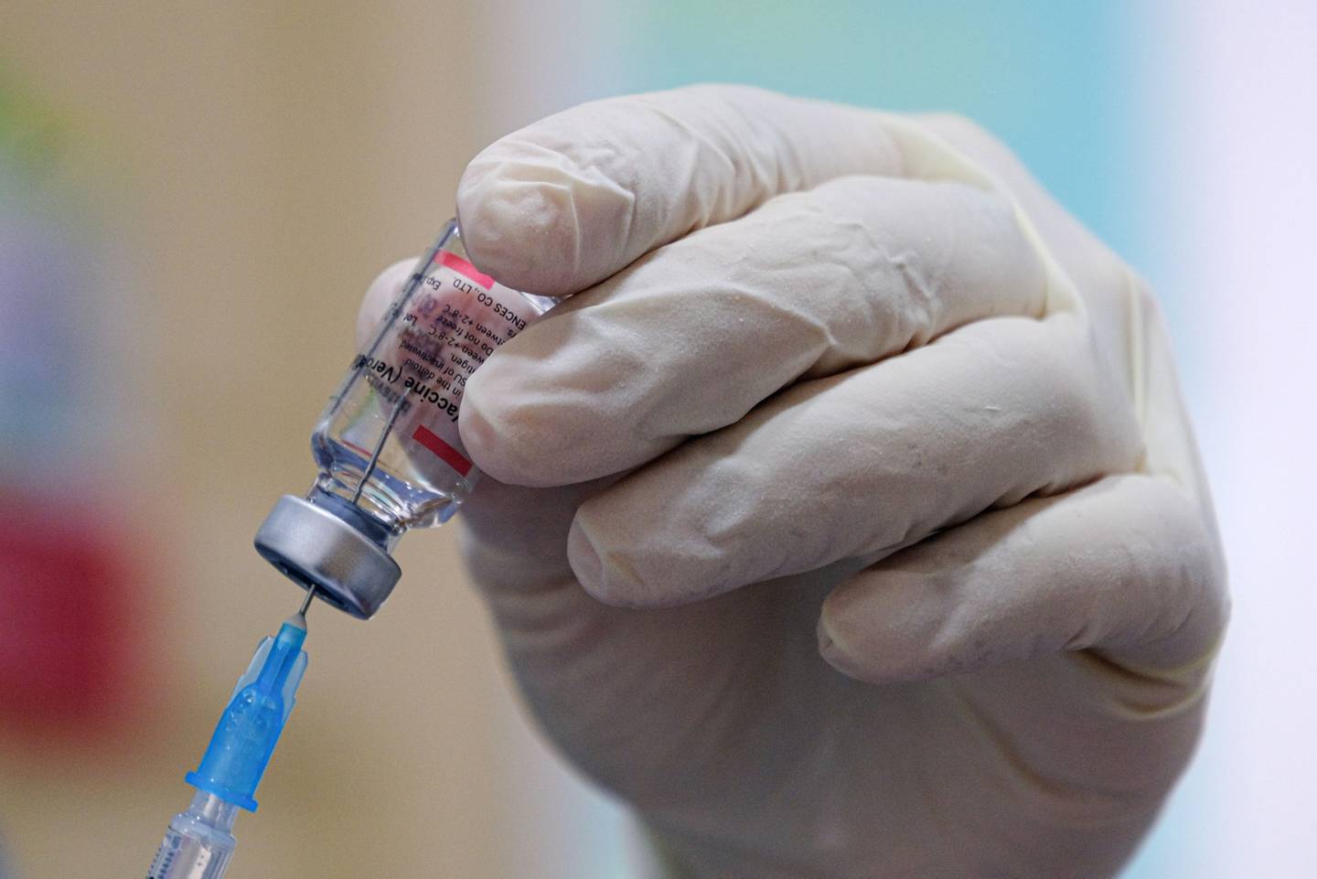 Un trabajador de salud se prepara para administrar una dosis de refuerzo de la vacuna contra el Covid-19 de Sinovac Biotech en una clínica de Selcare en Shah Alam, Selangor, Malasia, el miércoles 8 de diciembre de 2021.