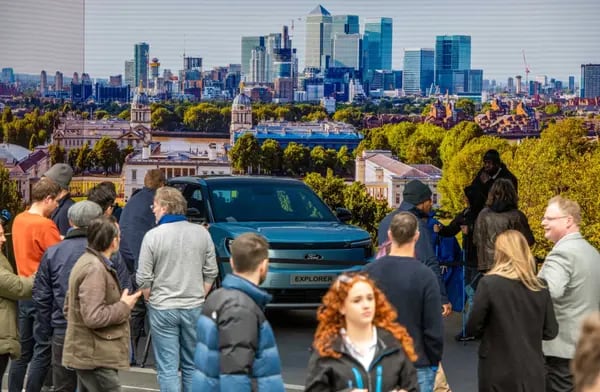 Visitantes observan el Ford Motor Co. Explorer durante su presentación en Londres, Reino Unido, el martes 21 de marzo de 2023.