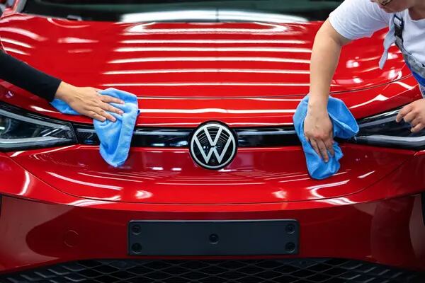 Un empleado realiza controles de calidad en un vehículo deportivo utilitario eléctrico (eSUV) ID.5 de Volkswagen AG (VW) en la cadena de montaje de la planta de automóviles eléctricos del fabricante de automóviles en Zwickau, Alemania, el martes 26 de abril de 2022.