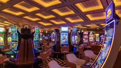 Máquinas tragamonedas en la planta principal del casino, en el Genting Resorts World Las Vega, en Las Vegas, Nevada, el martes 22 de junio de 2021.