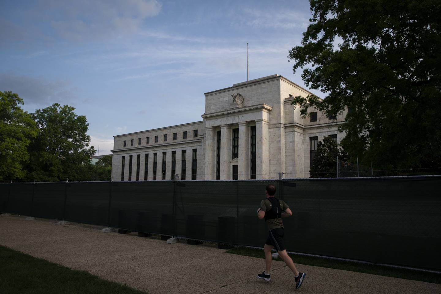 Un corredor pasa por el edificio de la Reserva Federal Marriner S. Eccles en Washington, D.C., Estados Unidos, el miércoles 6 de julio de 2022.