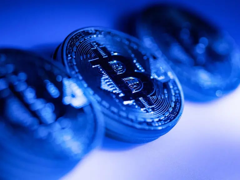 Este lunes el bitcoin se cotizaba por encima de los US$43.000dfd