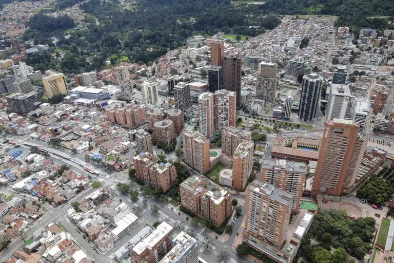 Los edificios se ven en esta fotografía aérea tomada sobre el centro de Bogotá, Colombia, el martes 7 de abril de 2020.dfd