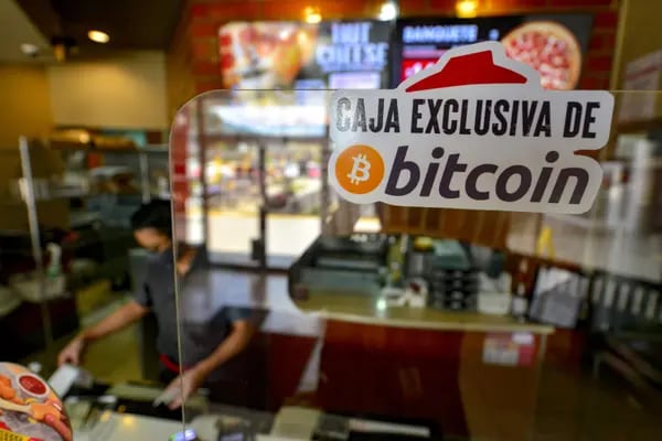 Un restaurante de Pizza Hut que acepta bitcoin como método de pago, en San Salvador, El Salvador.