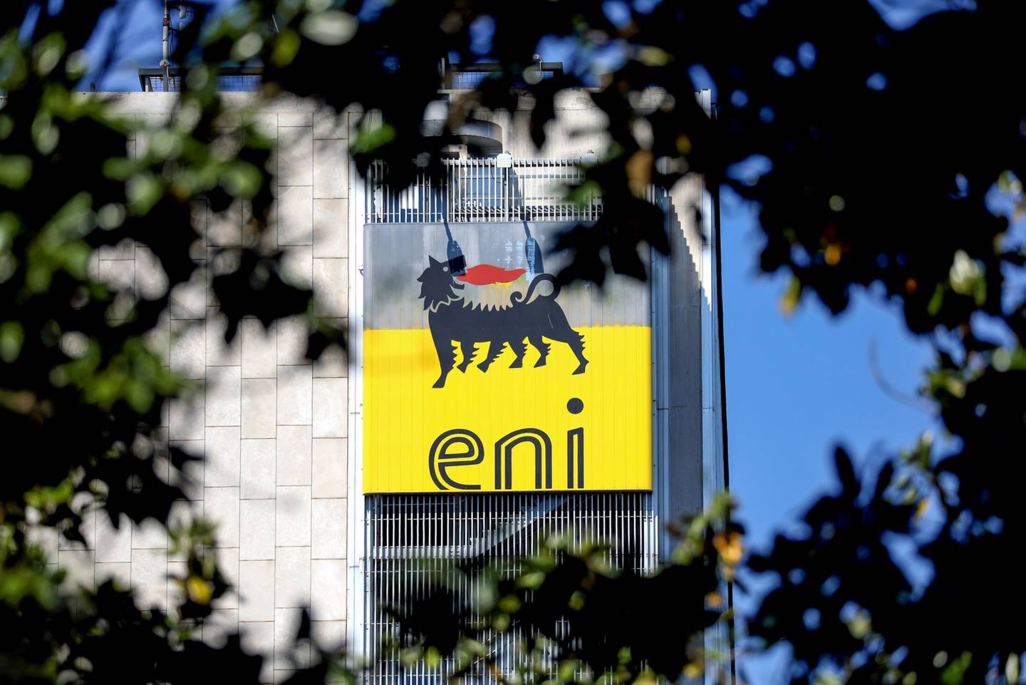 El logotipo de ENI SpA se encuentra en el edificio de la sede de la empresa visto a través de los árboles en Roma, Italia.dfd