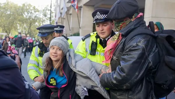 Arrestan a Greta Thunberg en protesta climática que interrumpió un evento petrolerodfd
